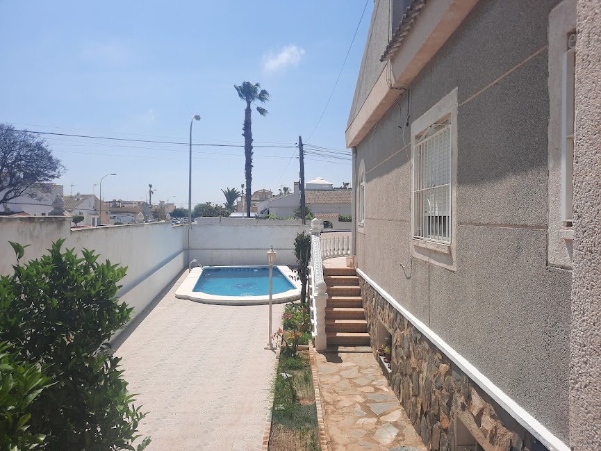 Chalet independiente con piscina en Torrevieja