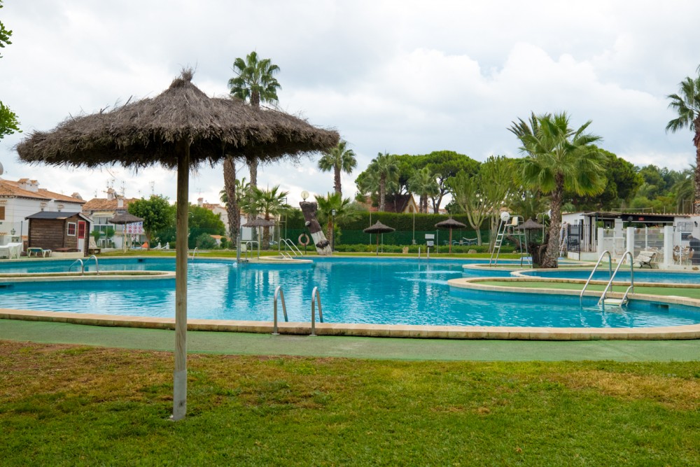 Duplex con vistas despejadas y piscina comunitaria en Torrevieja