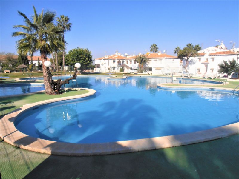 Duplex con vistas despejadas y piscina comunitaria en Torrevieja