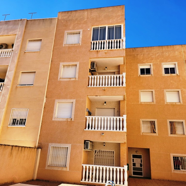 BEL APPARTEMENT AU COEUR DE TORREVIEJA AVEC PISCINE COMMUNAUTAIRE