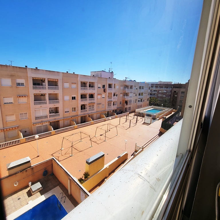 BEL APPARTEMENT AU COEUR DE TORREVIEJA AVEC PISCINE COMMUNAUTAIRE