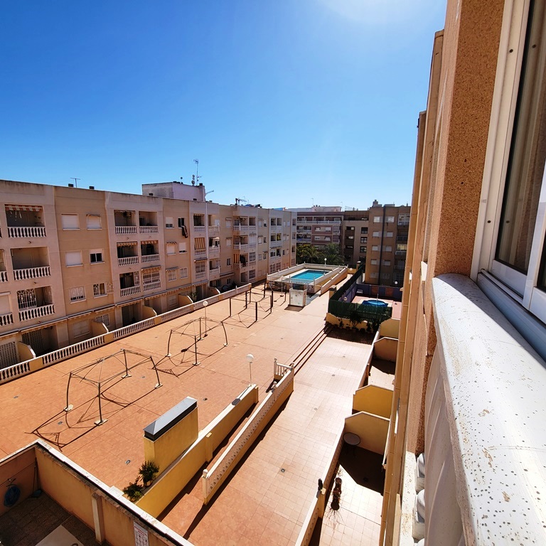 BEL APPARTEMENT AU COEUR DE TORREVIEJA AVEC PISCINE COMMUNAUTAIRE