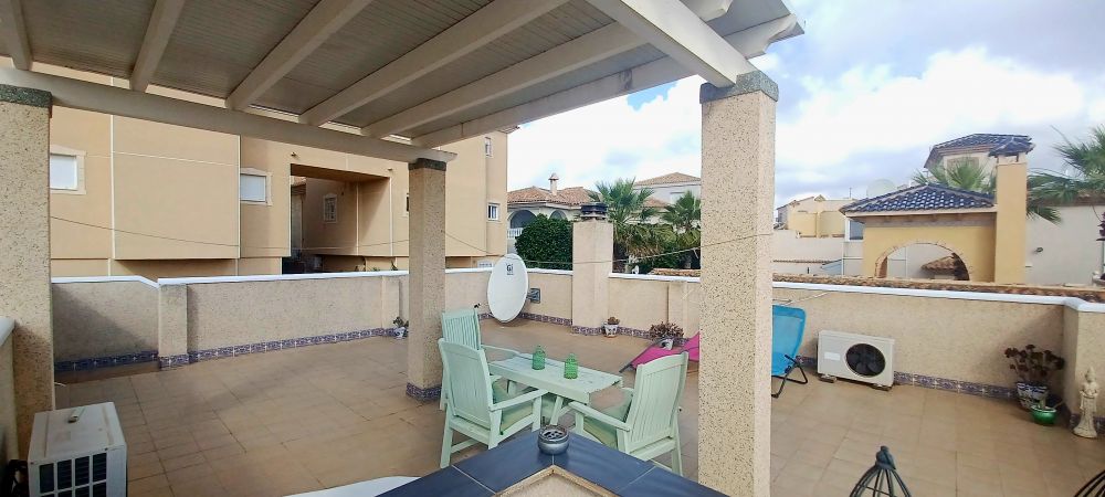 Spacious detached villa with pool