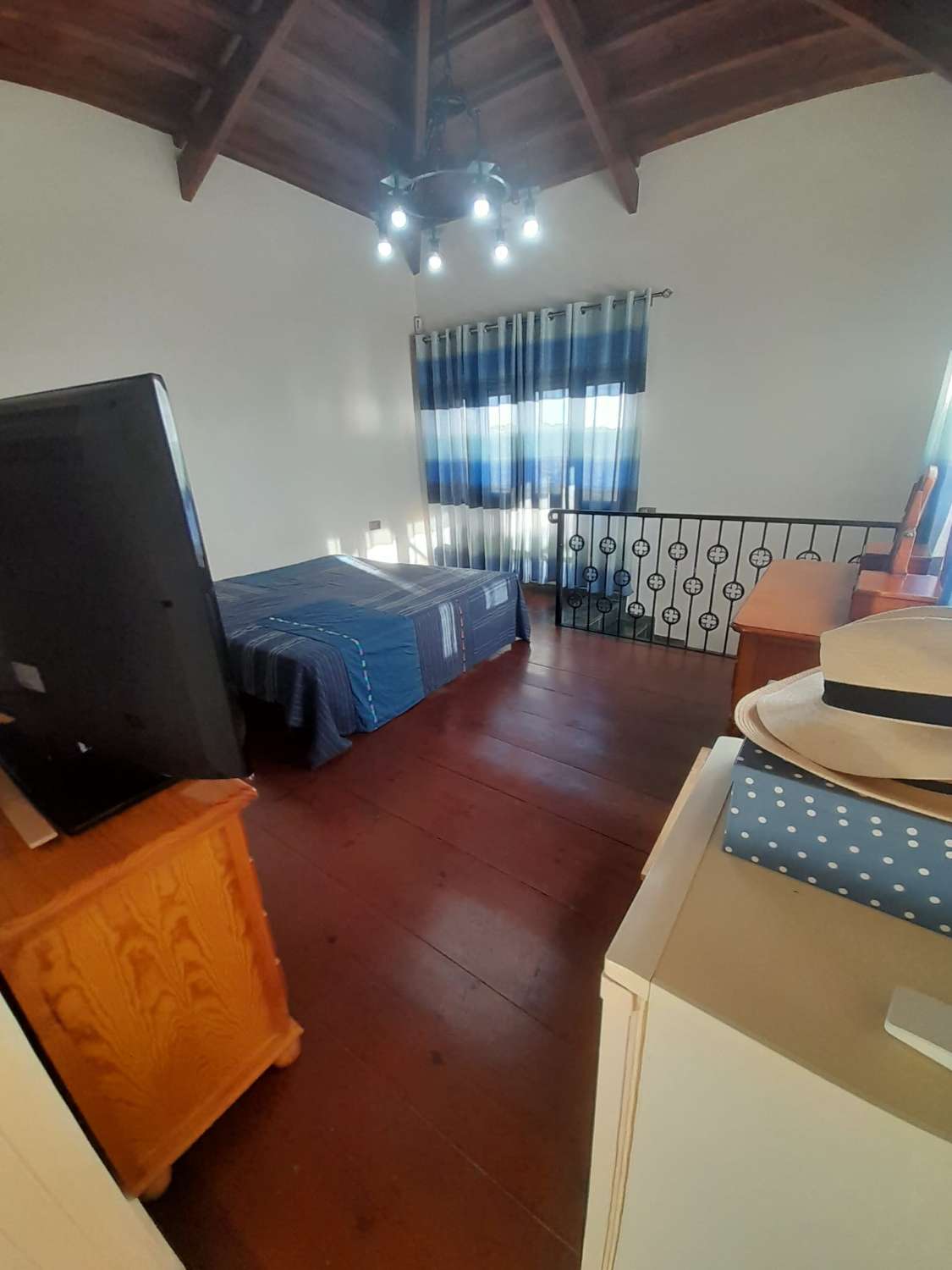 Fritliggende villa i Rocio delmar med panoramaudsigt over havet