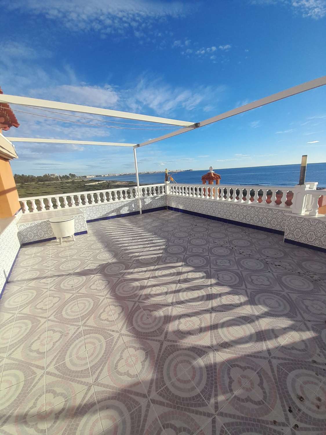 Fritliggende villa i Rocio delmar med panoramaudsigt over havet