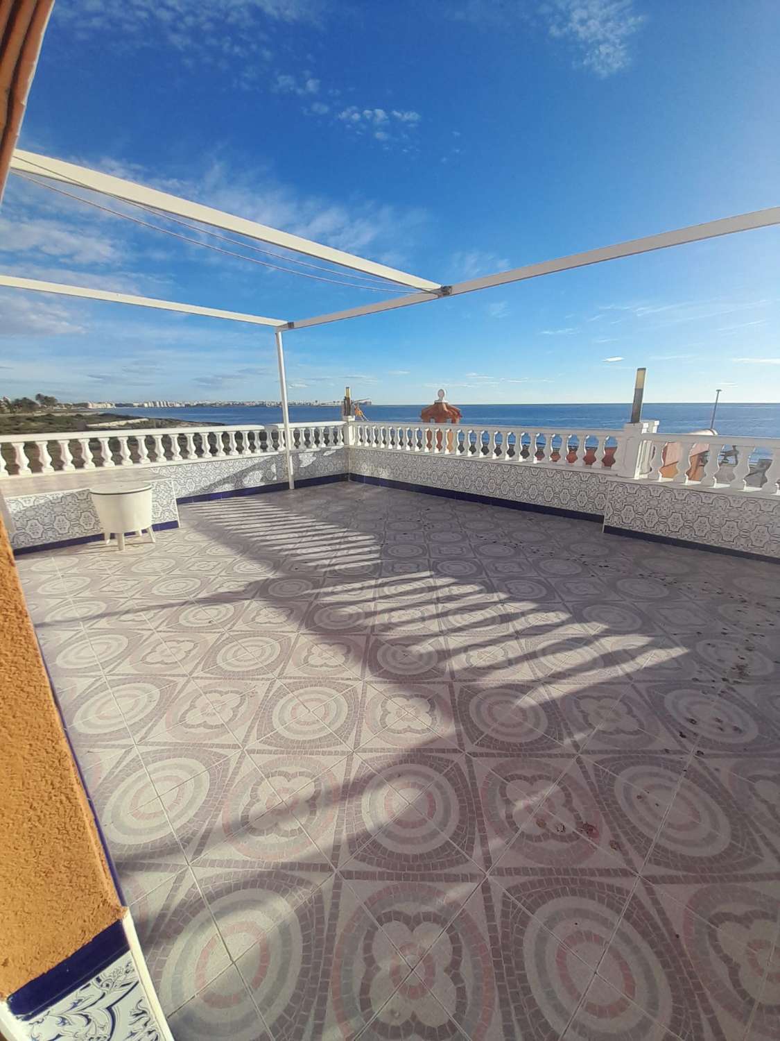 Fritliggende villa i Rocio delmar med panoramaudsigt over havet