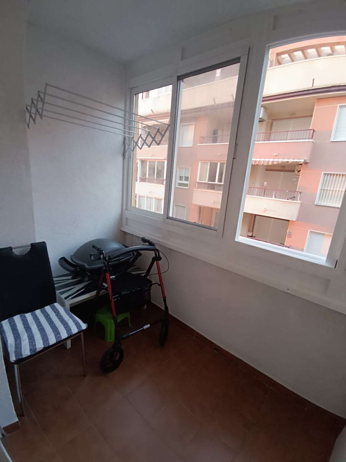 Apartamento de 2 dormitorios, piscina comunitaria y garaje en Torrevieja