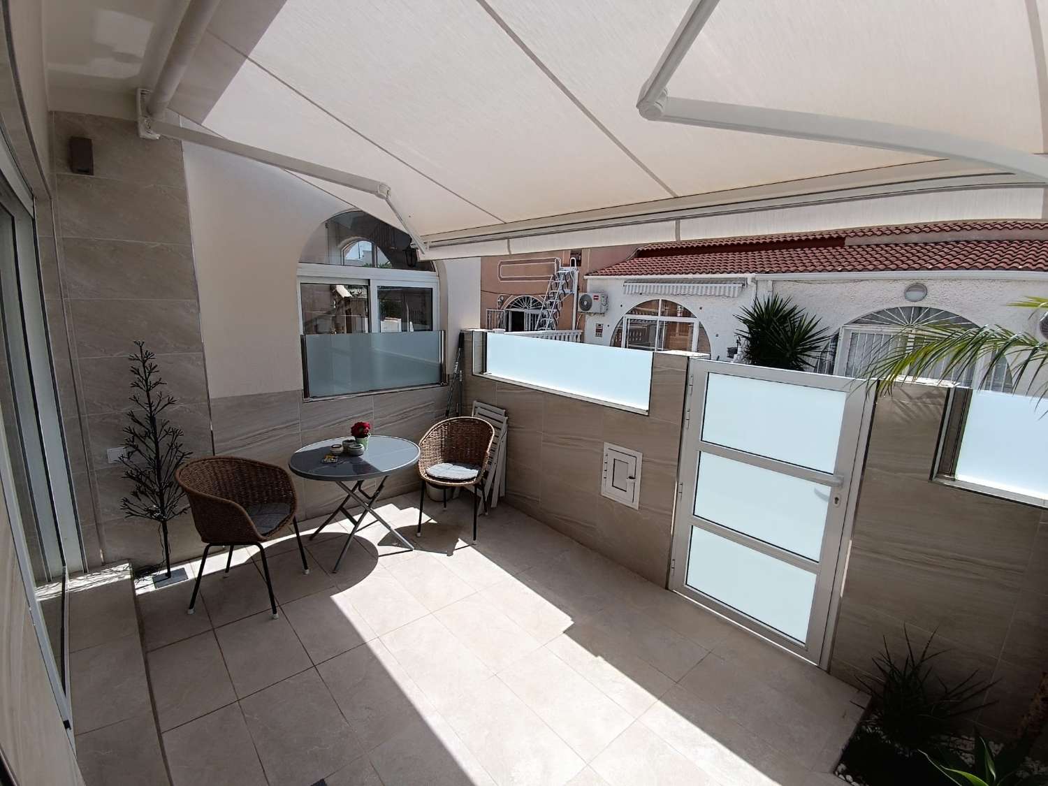 Halfvrijstaande woning in de urbanisatie La Siesta, Torrevieja