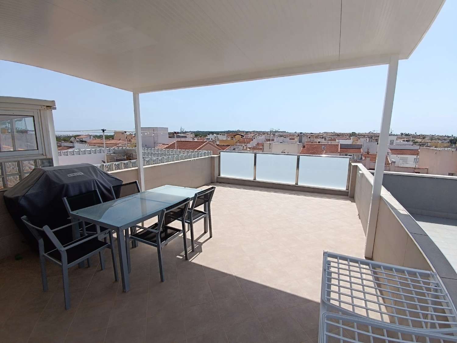 Halfvrijstaande woning in de urbanisatie La Siesta, Torrevieja