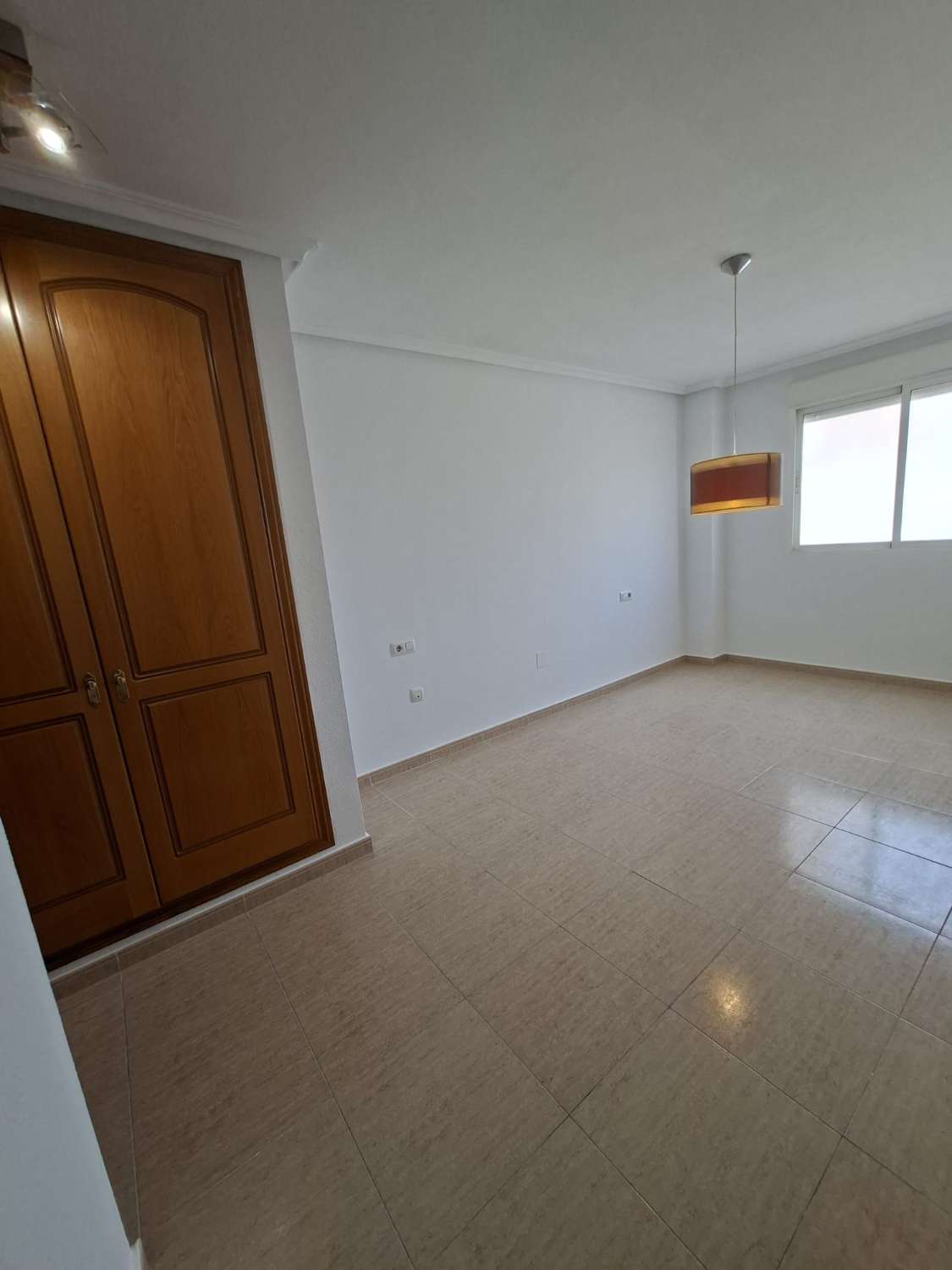 Piso de 2 dormitorios y 2 baños en la zona centro de Torrevieja.