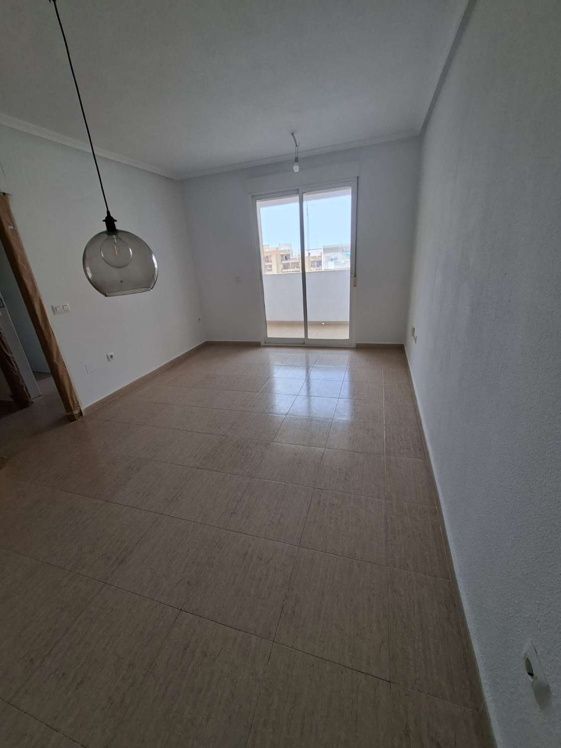 Piso de 2 dormitorios y 2 baños en la zona centro de Torrevieja.