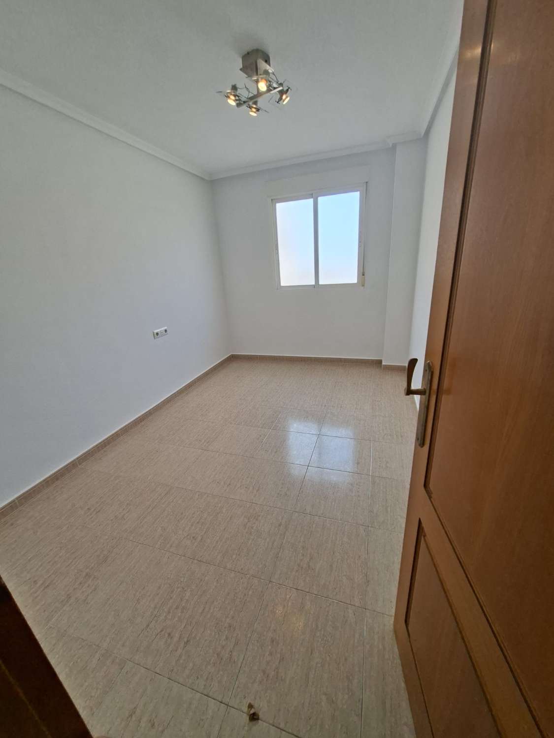 Piso de 2 dormitorios y 2 baños en la zona centro de Torrevieja.