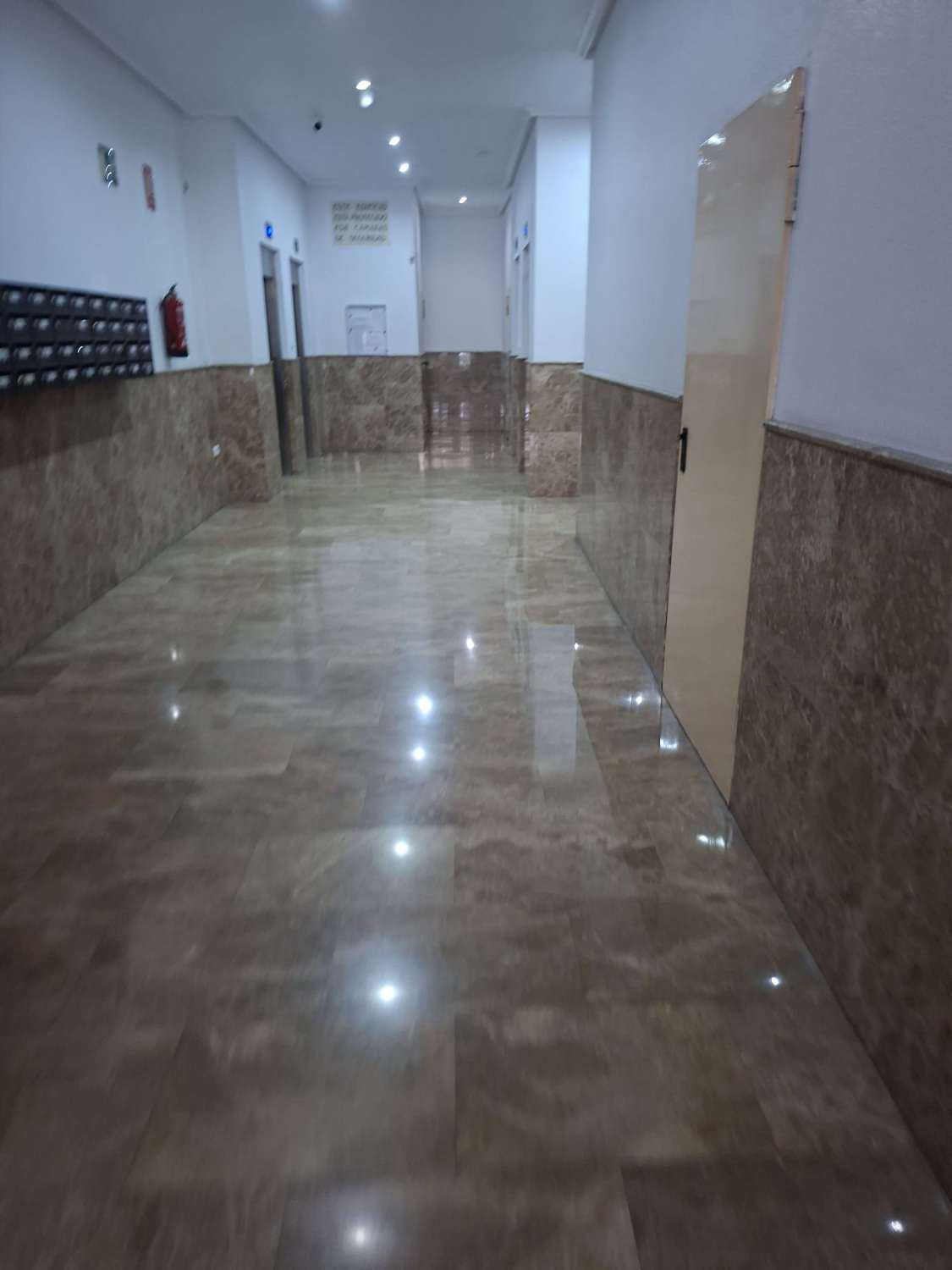Piso de 2 dormitorios y 2 baños en la zona centro de Torrevieja.