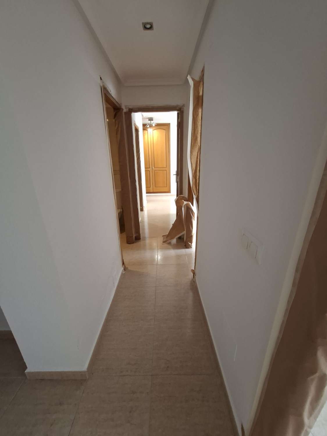 Piso de 2 dormitorios y 2 baños en la zona centro de Torrevieja.