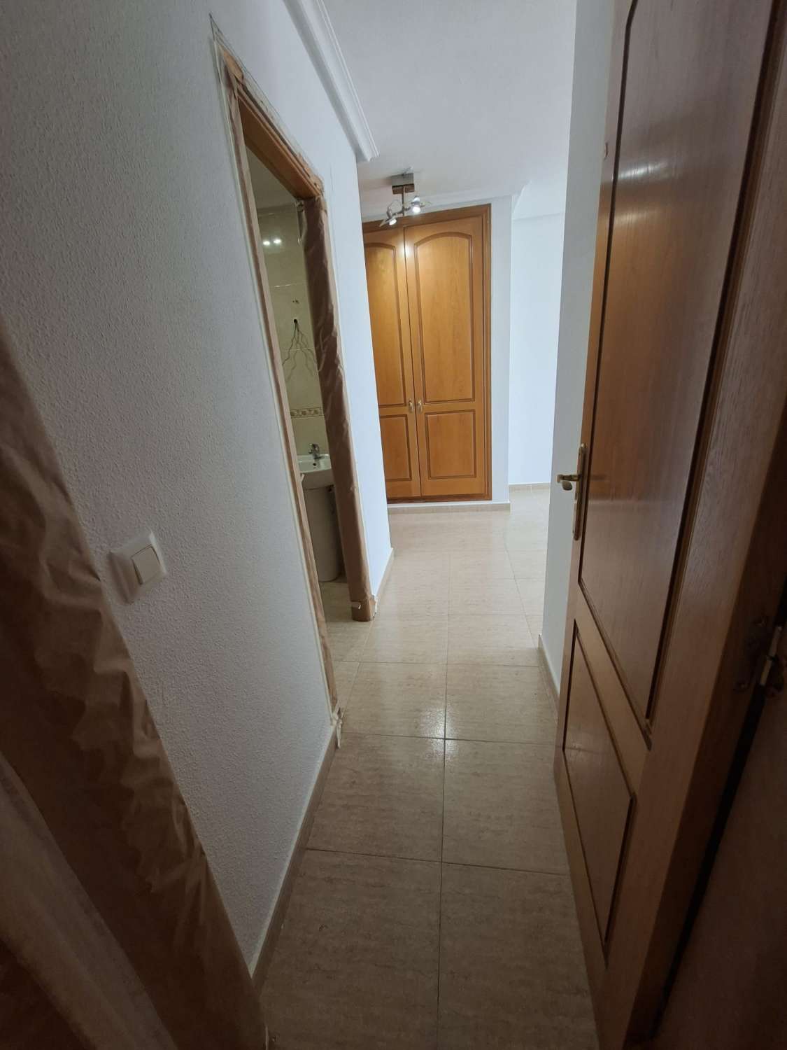 Piso de 2 dormitorios y 2 baños en la zona centro de Torrevieja.