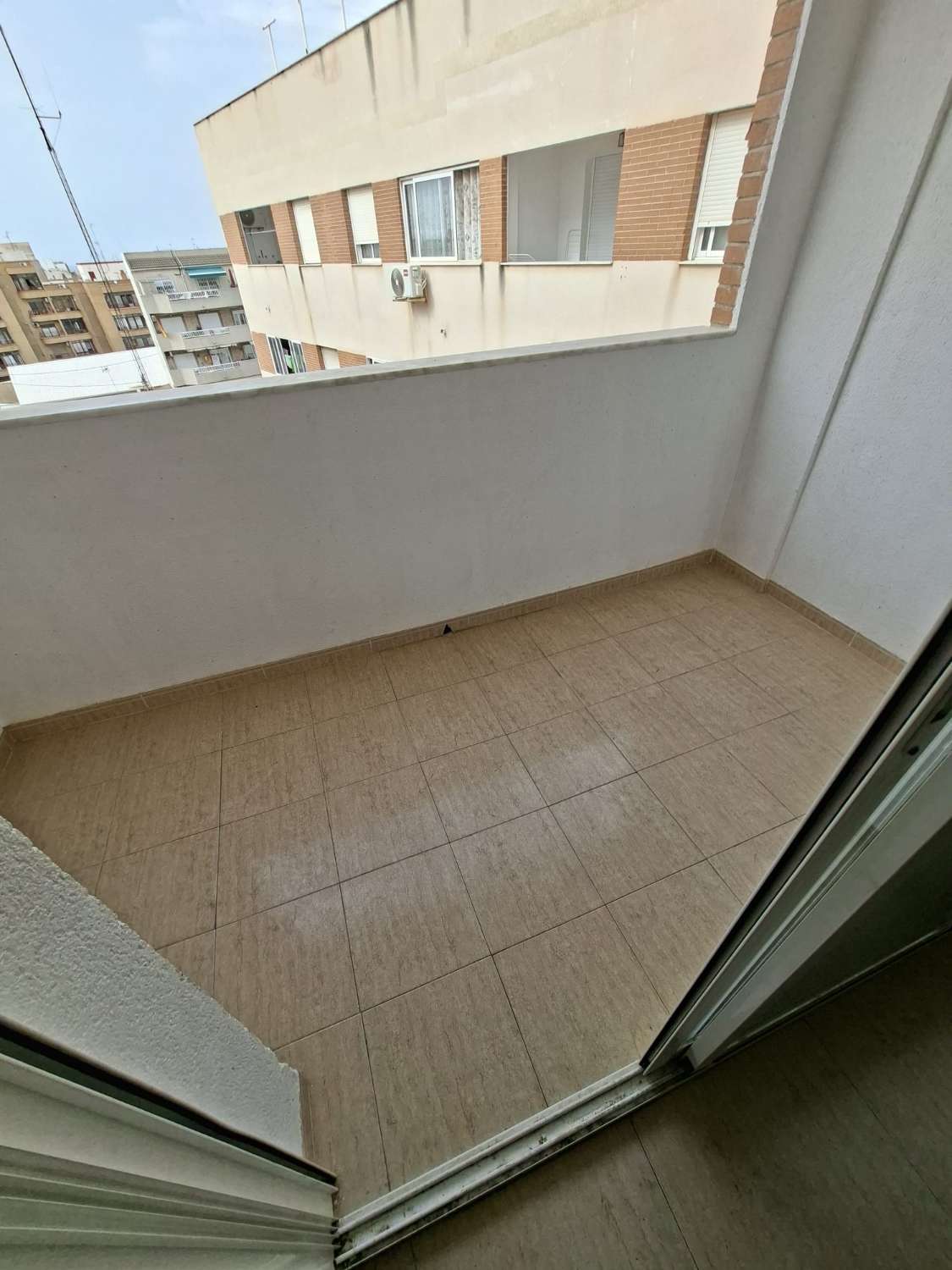 Piso de 2 dormitorios y 2 baños en la zona centro de Torrevieja.