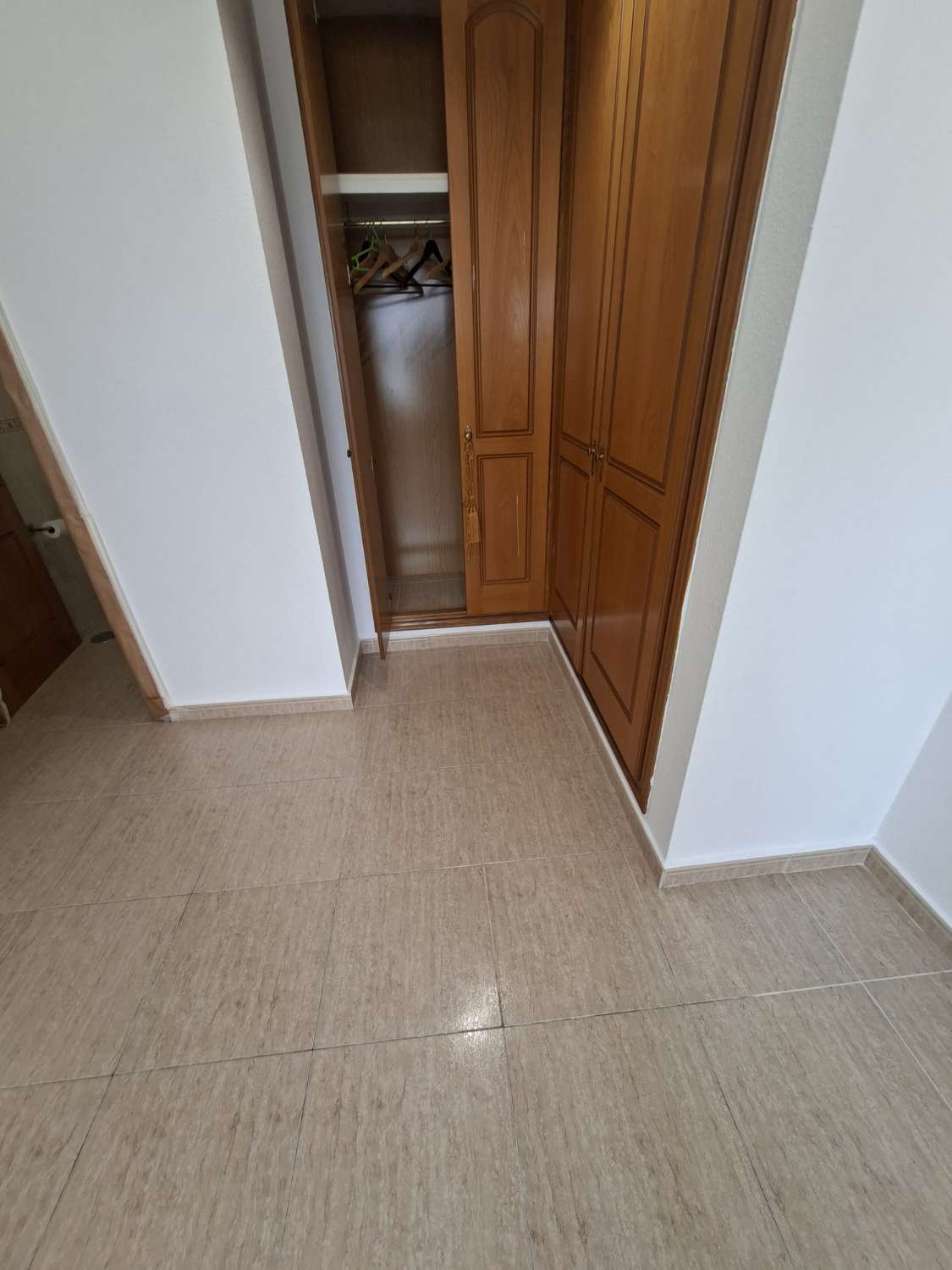 Piso de 2 dormitorios y 2 baños en la zona centro de Torrevieja.