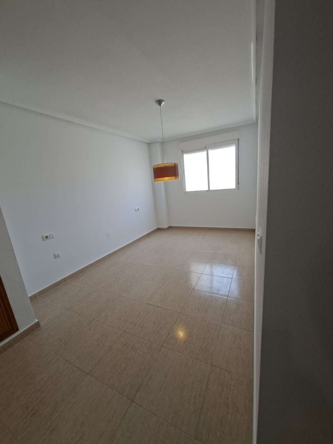 Piso de 2 dormitorios y 2 baños en la zona centro de Torrevieja.