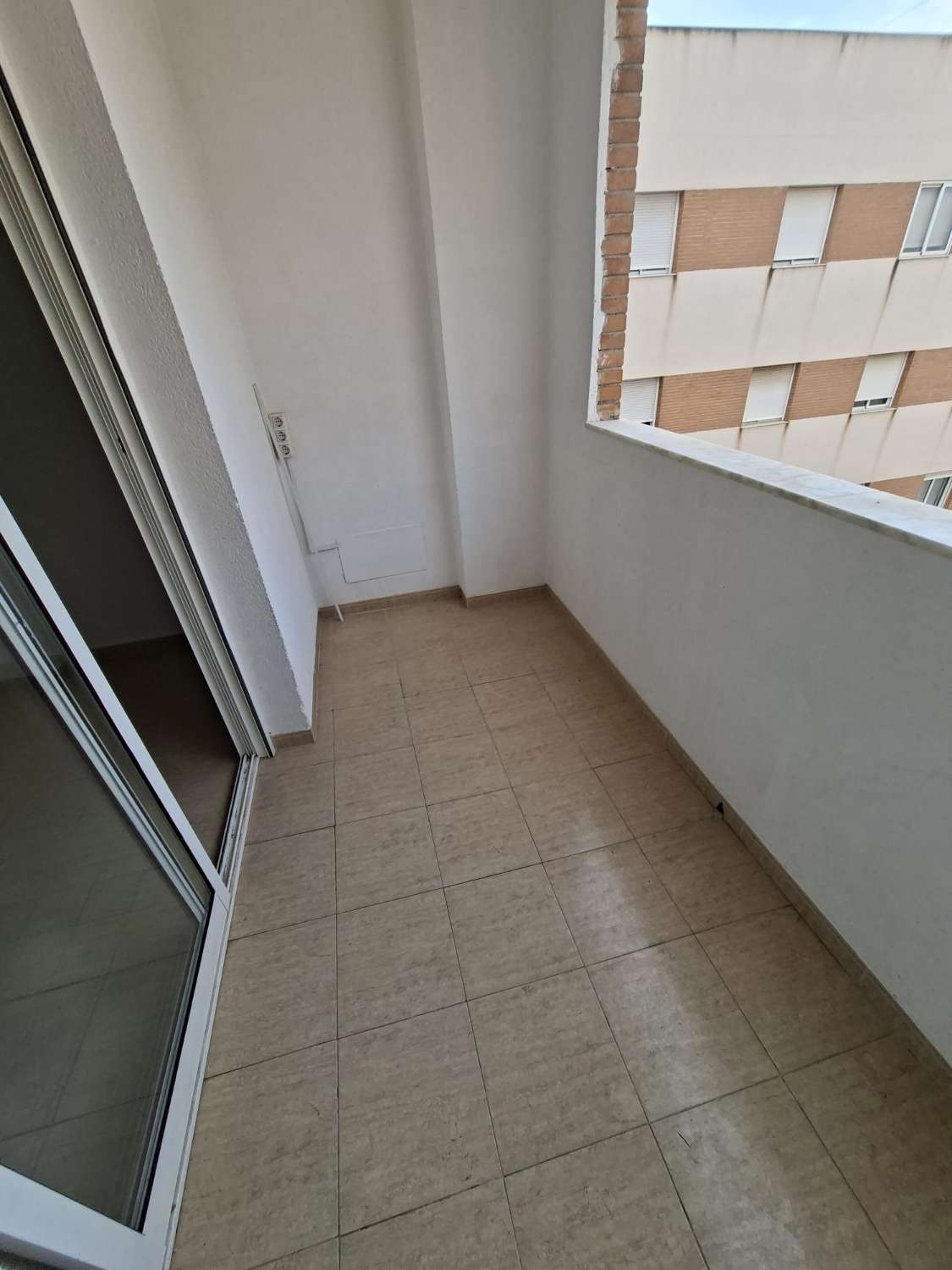 Piso de 2 dormitorios y 2 baños en la zona centro de Torrevieja.