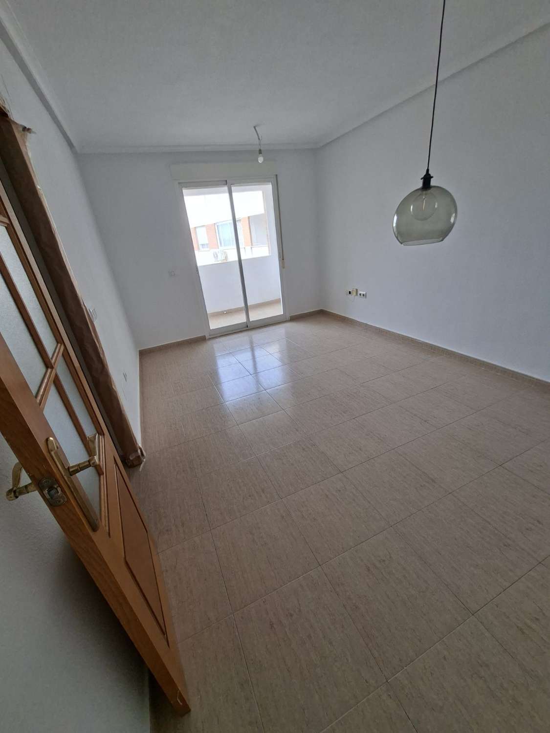 Piso de 2 dormitorios y 2 baños en la zona centro de Torrevieja.