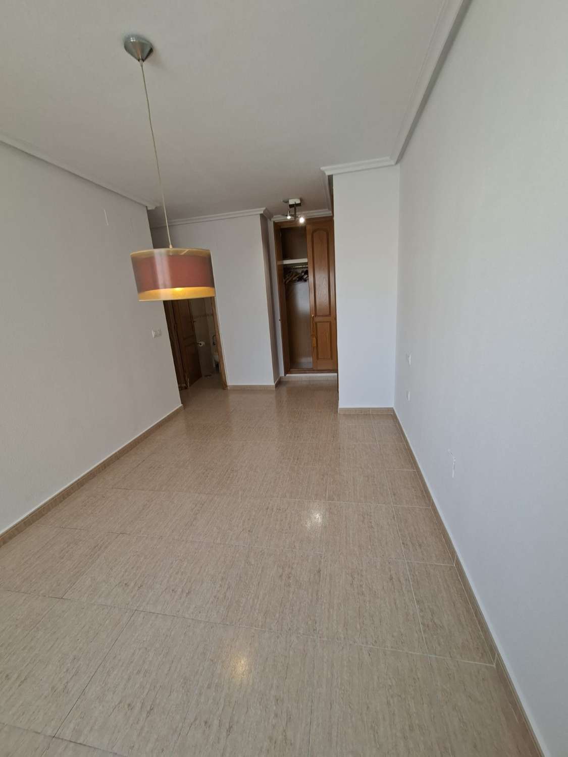 Piso de 2 dormitorios y 2 baños en la zona centro de Torrevieja.