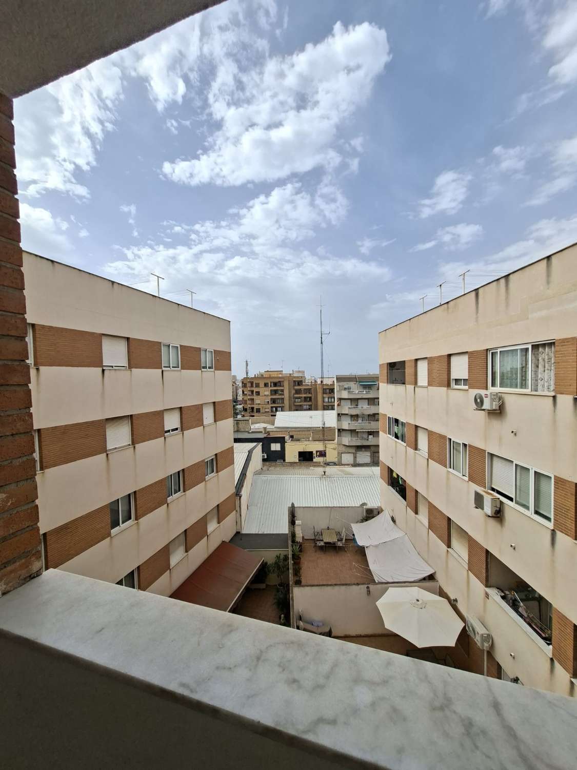 Piso de 2 dormitorios y 2 baños en la zona centro de Torrevieja.